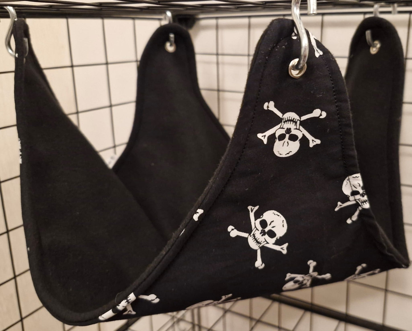 Mischief Made fleece lined single saddle hammock - Skulls