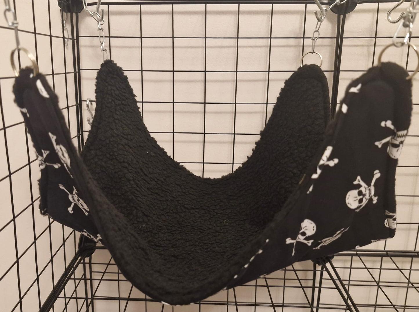 Mischief Made sherpa fleece lined single saddle hammock - Black Skulls